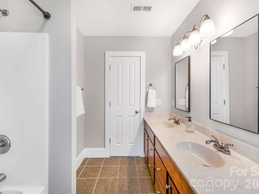 8 Lamar Avenue, Asheville, NC 28803.  MLS# CAR4365889, YatesRealty ID 10551. Primary full-bathroom w/tub
