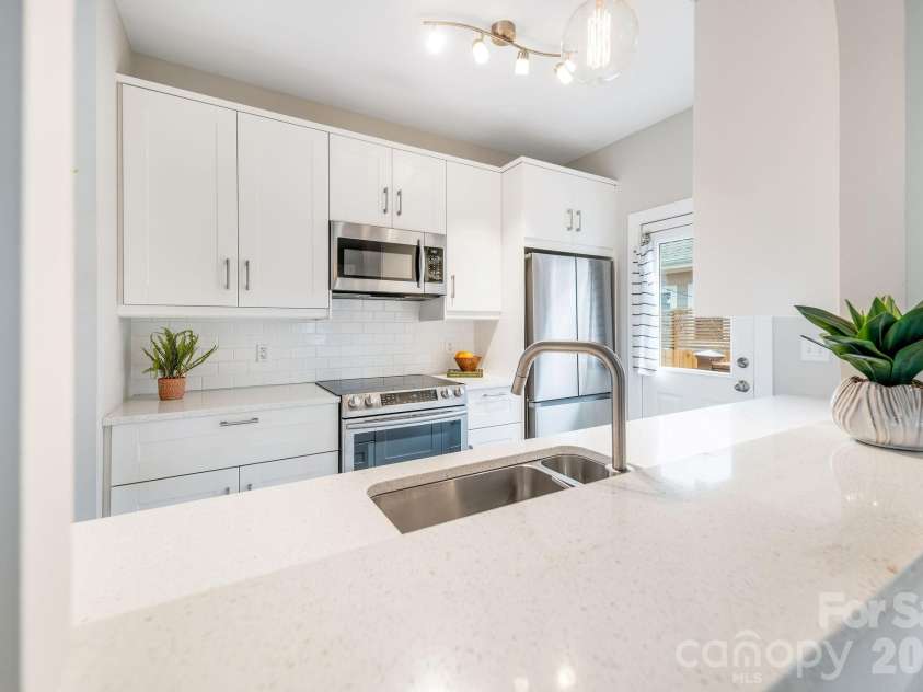 8 Lamar Avenue, Asheville, NC 28803.  MLS# CAR4365889, YatesRealty ID 10551. Updated kitchen 