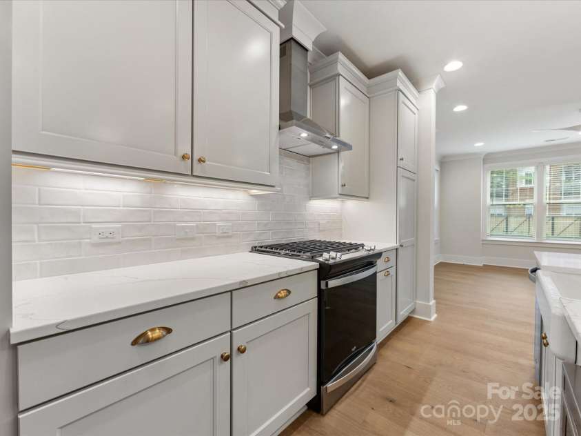 1413 Kenilworth Avenue, Charlotte, NC 28203.  MLS# CAR4238873, YatesRealty ID 10552. 