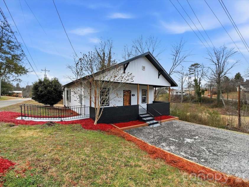 28 Central Avenue, Granite Falls, NC 28630.  MLS# CAR4346235, YatesRealty ID 10557. 