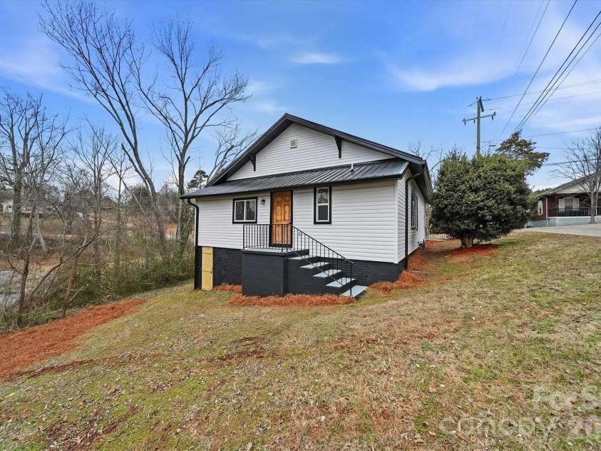 28 Central Avenue, Granite Falls, NC 28630.  MLS# CAR4346235, YatesRealty ID 10557. 