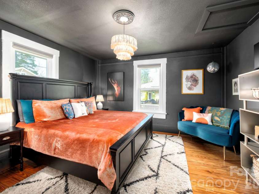 334 Hillside Street, Asheville, NC 28801.  MLS# CAR4363032, YatesRealty ID 10559. Artistic Touches