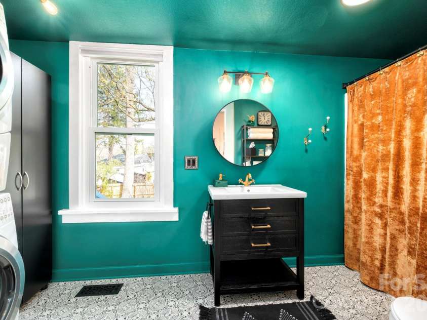 334 Hillside Street, Asheville, NC 28801.  MLS# CAR4363032, YatesRealty ID 10559. Large bathroom has Shower-Tub Combo