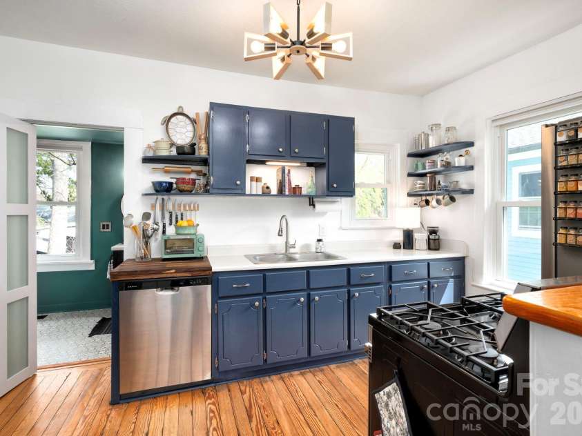 334 Hillside Street, Asheville, NC 28801.  MLS# CAR4363032, YatesRealty ID 10559. Spacious Kitchen