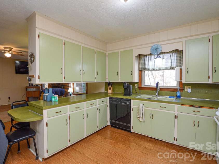 1405 Forest Park Drive, Statesville, NC 28677.  MLS# CAR4324880, YatesRealty ID 1056. 