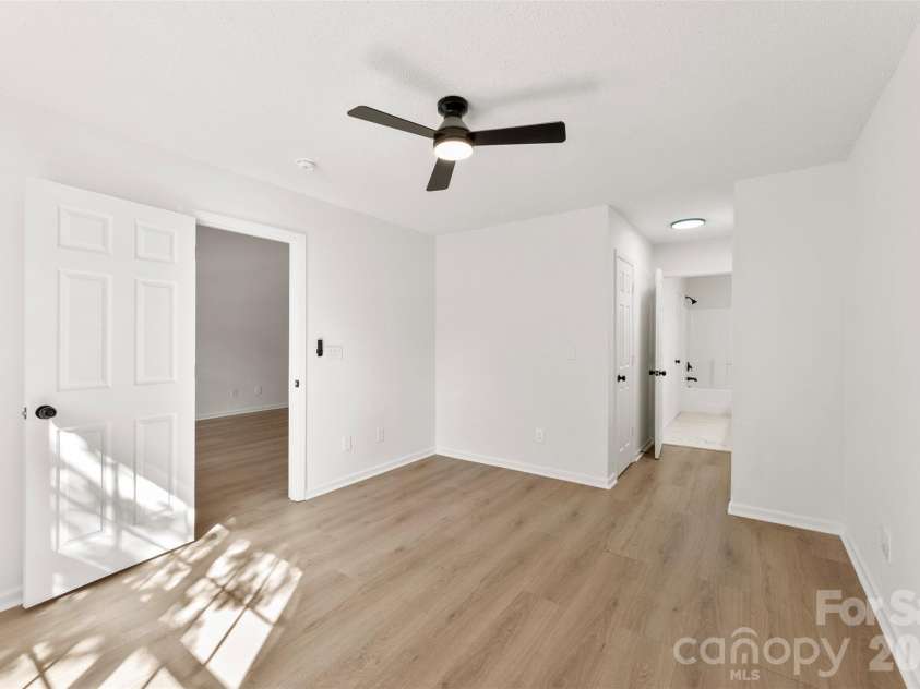 11541 Retriever Way, Charlotte, NC 28269.  MLS# CAR4347362, YatesRealty ID 10560. 