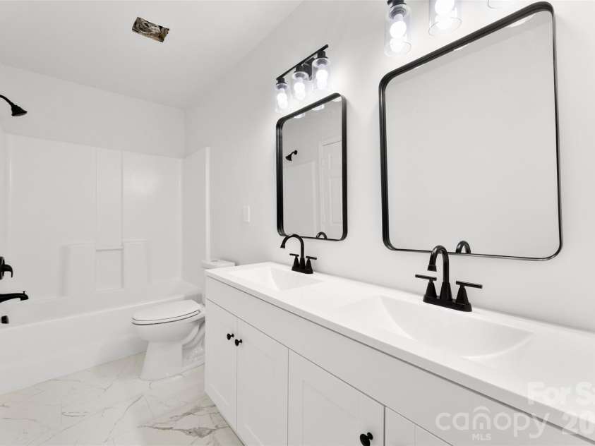 11541 Retriever Way, Charlotte, NC 28269.  MLS# CAR4347362, YatesRealty ID 10560. 