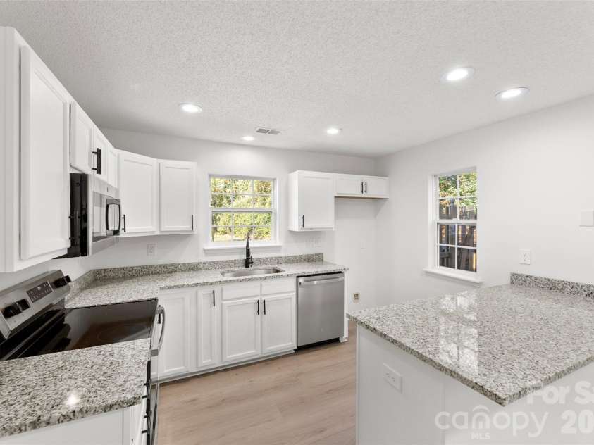 11541 Retriever Way, Charlotte, NC 28269.  MLS# CAR4347362, YatesRealty ID 10560. 