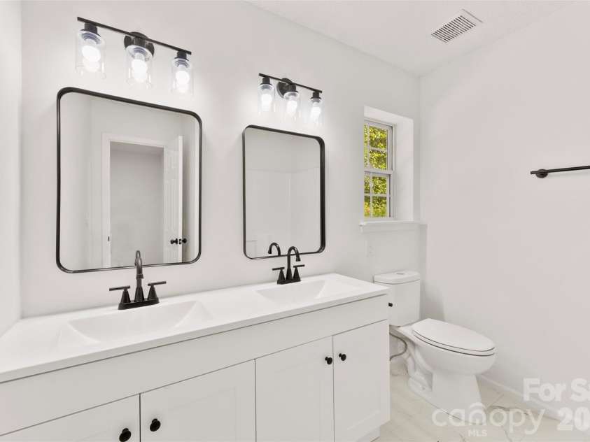 11541 Retriever Way, Charlotte, NC 28269.  MLS# CAR4347362, YatesRealty ID 10560. 