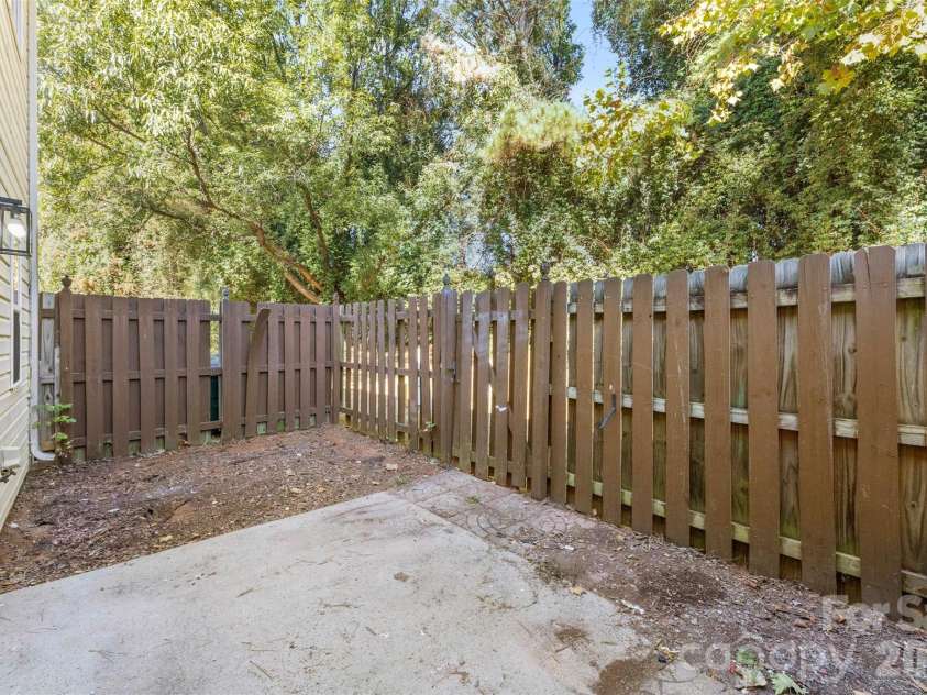 11541 Retriever Way, Charlotte, NC 28269.  MLS# CAR4347362, YatesRealty ID 10560. 