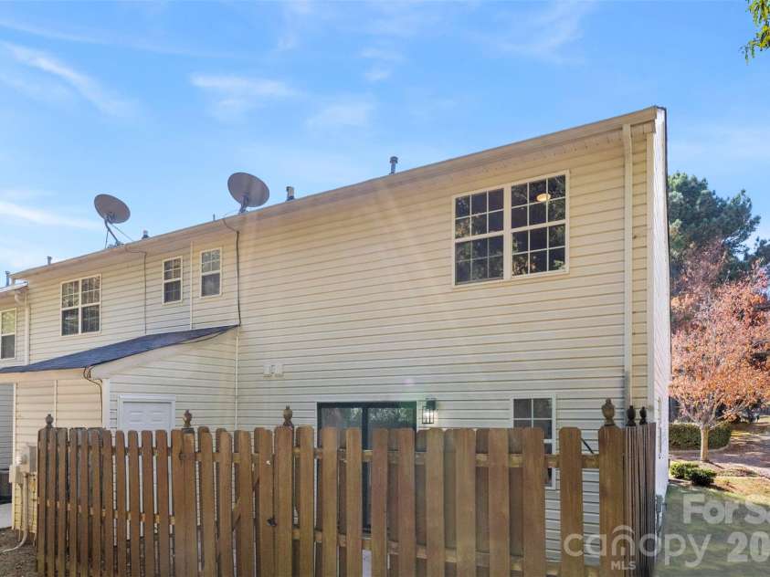 11541 Retriever Way, Charlotte, NC 28269.  MLS# CAR4347362, YatesRealty ID 10560. 