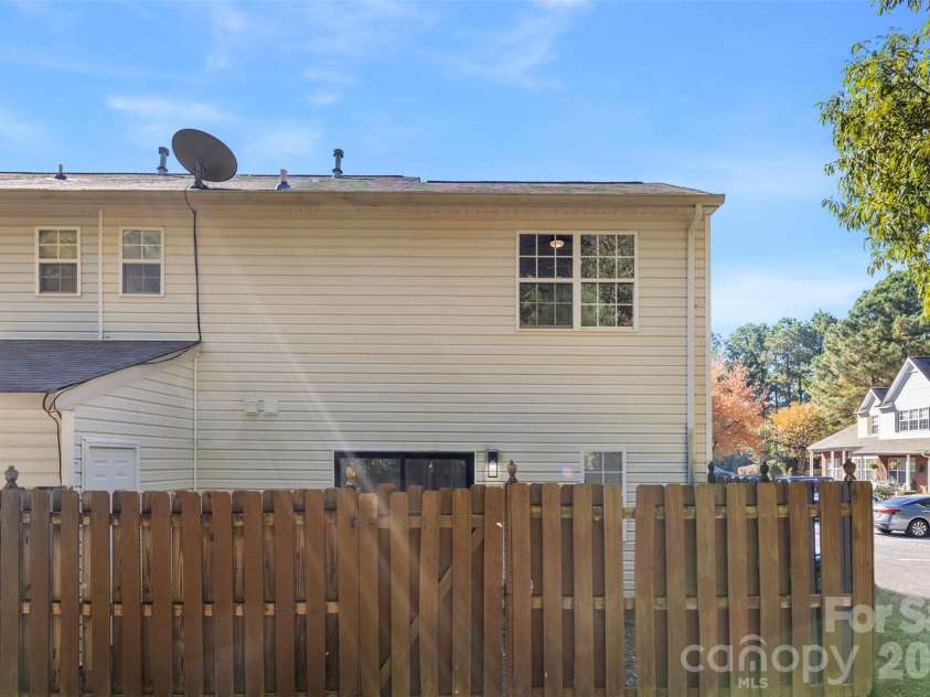 11541 Retriever Way, Charlotte, NC 28269.  MLS# CAR4347362, YatesRealty ID 10560. 