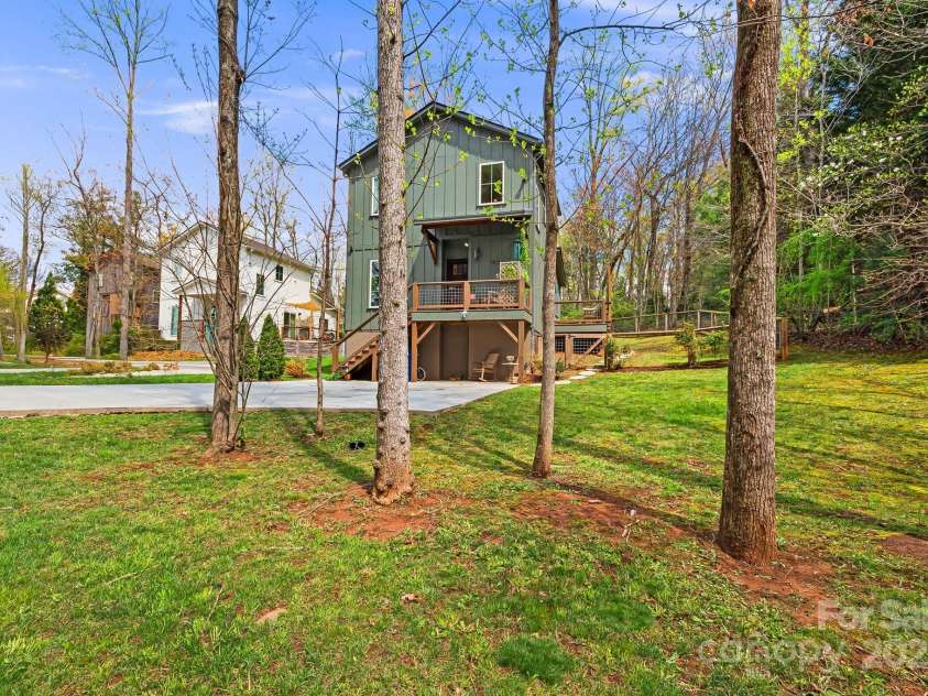 180 Moody Avenue, Candler, NC 28715.  MLS# CAR4248011, YatesRealty ID 10561. Front Yard