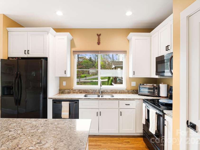 180 Moody Avenue, Candler, NC 28715.  MLS# CAR4248011, YatesRealty ID 10561. Kitchen