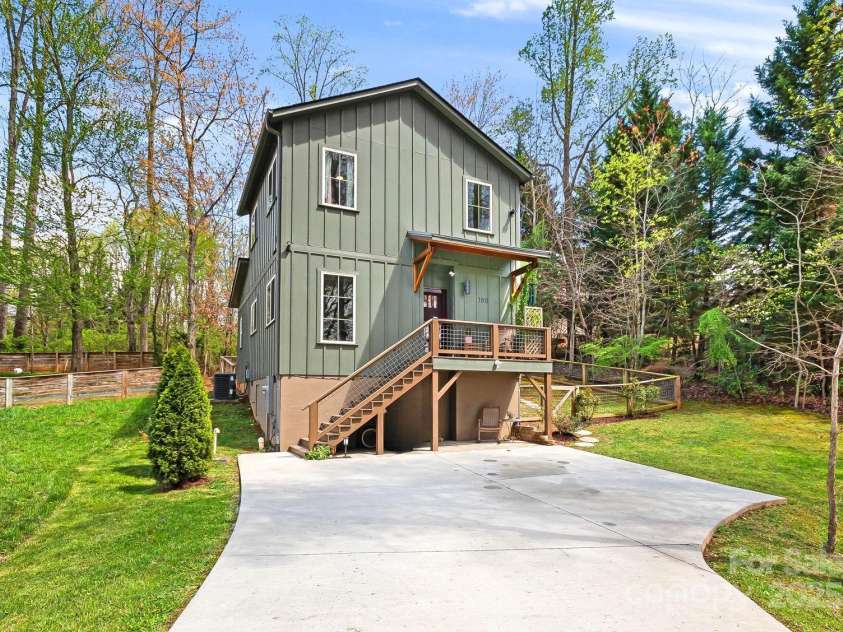 180 Moody Avenue, Candler, NC 28715.  MLS# CAR4248011, YatesRealty ID 10561. Welcome Home! 