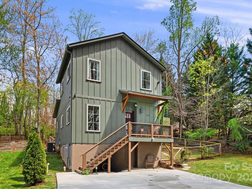 180 Moody Avenue, Candler, NC 28715.  MLS# CAR4248011, YatesRealty ID 10561. Welcome Home!