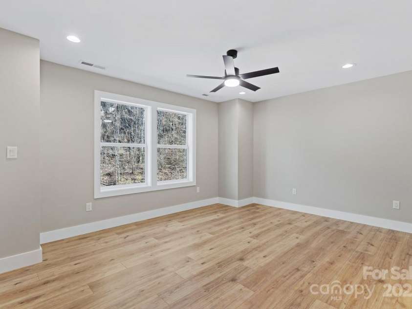 330 Bowditch Street, Burnsville, NC 28714.  MLS# CAR4206900, YatesRealty ID 10562. 