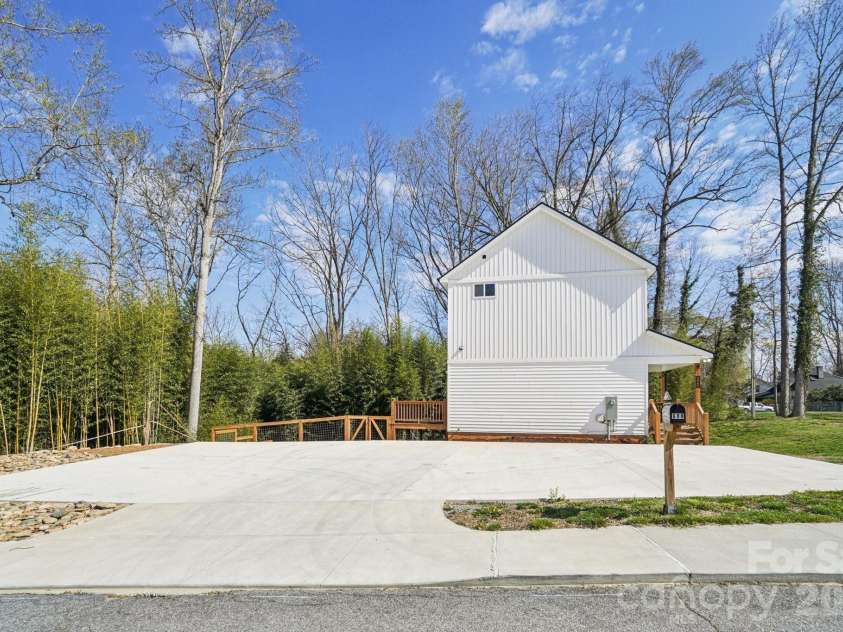 688 Dairy Street, Hendersonville, NC 28739.  MLS# CAR4363787, YatesRealty ID 10562. 