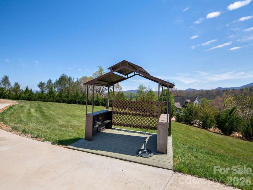 193 Youngs Cove Road, Candler, NC 28715.  MLS# CAR4363797, YatesRealty ID 10564. Seating area