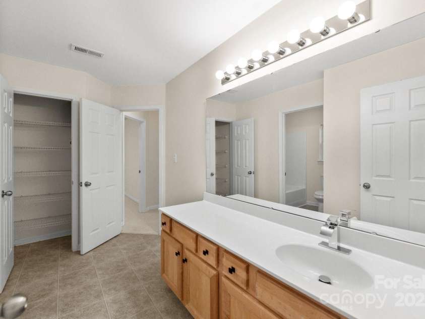 15814 Herring Gull Way, Charlotte, NC 28278.  MLS# CAR4243108, YatesRealty ID 10566. 