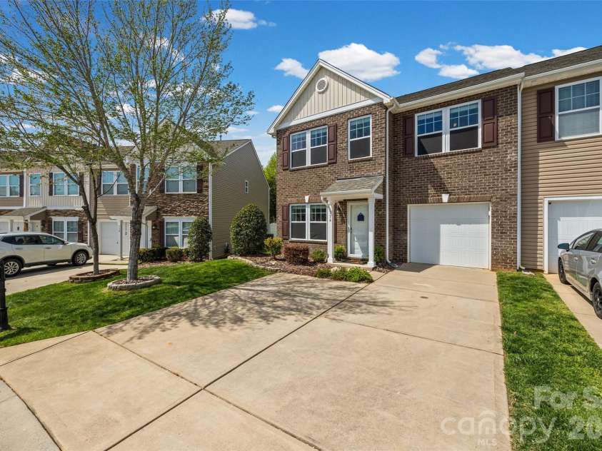 334 Battery Circle, Clover, SC 29710.  MLS# CAR4367337, YatesRealty ID 10567. 
