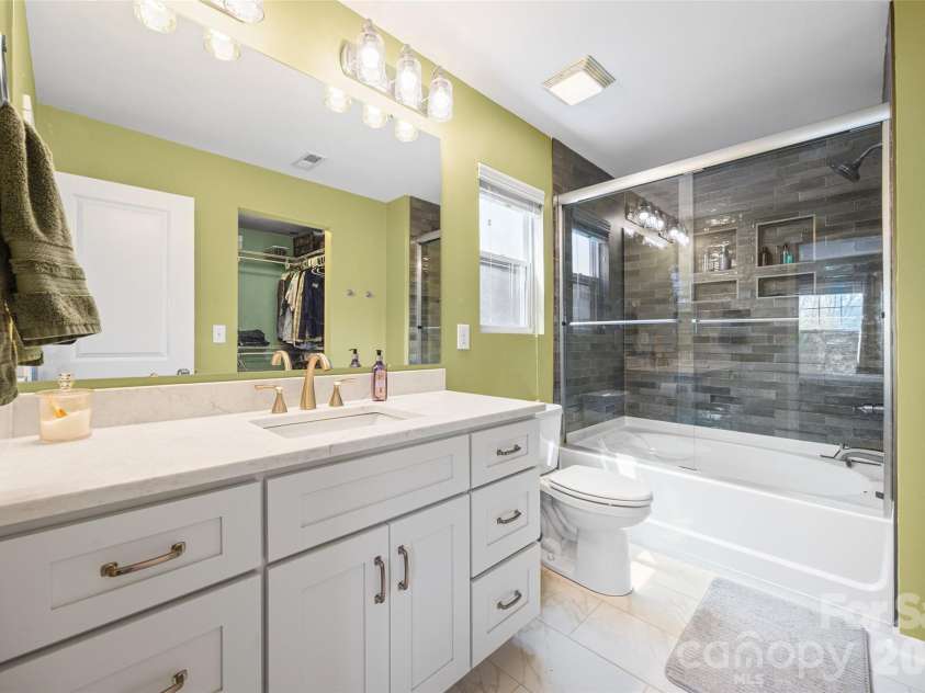 334 Battery Circle, Clover, SC 29710.  MLS# CAR4367337, YatesRealty ID 10567. Primary bath with new shower/tub combo and new tile.