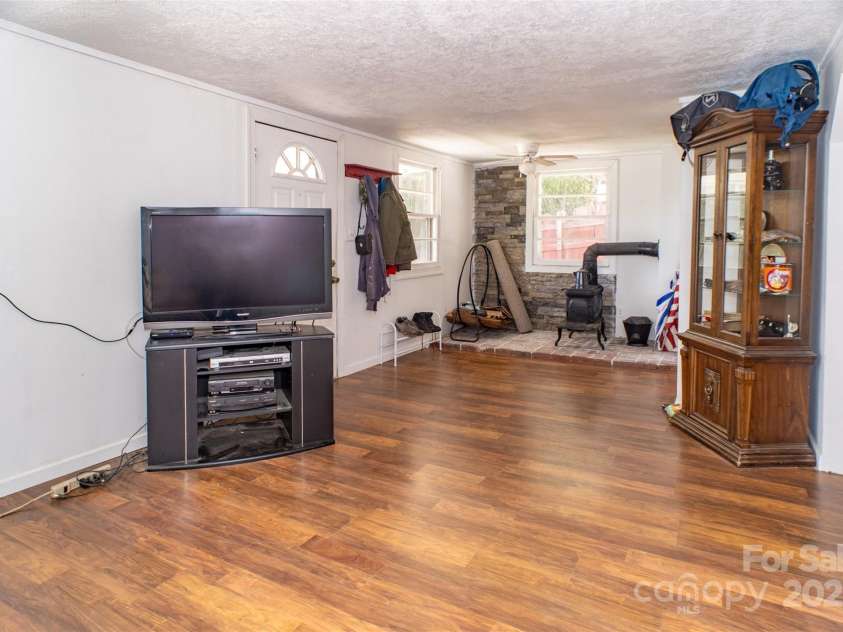 813 Severt Circle, Lenoir, NC 28645.  MLS# CAR4249548, YatesRealty ID 10568. 