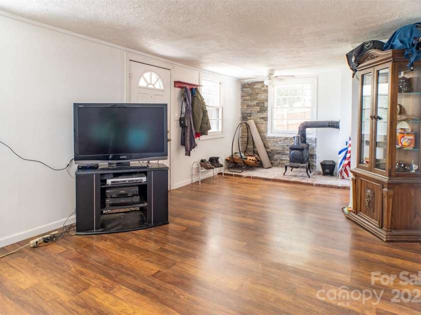 813 Severt Circle, Lenoir, NC 28645.  MLS# CAR4249548, YatesRealty ID 10568. 