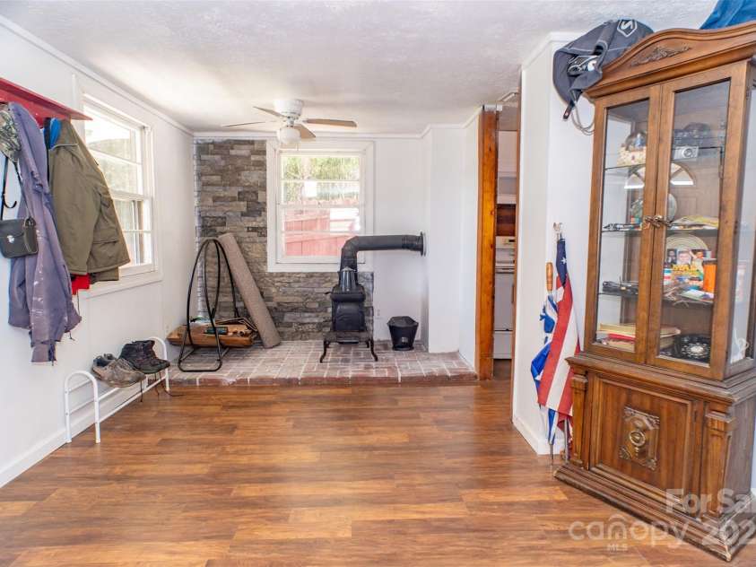 813 Severt Circle, Lenoir, NC 28645.  MLS# CAR4249548, YatesRealty ID 10568. 