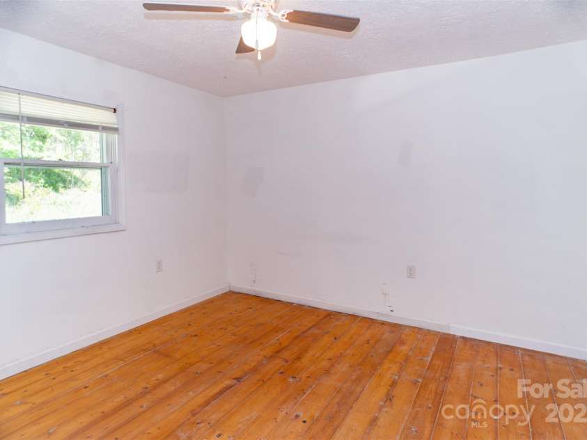 813 Severt Circle, Lenoir, NC 28645.  MLS# CAR4249548, YatesRealty ID 10568. 