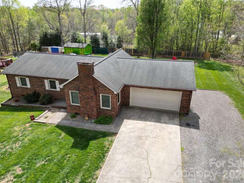 172 Oak Haven Drive, Statesville, NC 28625.  MLS# CAR4364663, YatesRealty ID 10571. 