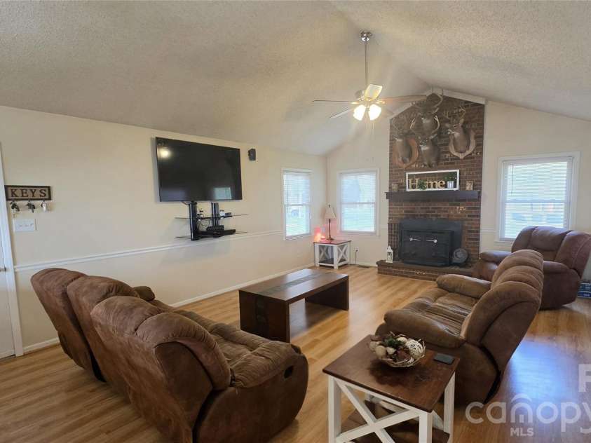 172 Oak Haven Drive, Statesville, NC 28625.  MLS# CAR4364663, YatesRealty ID 10571. 