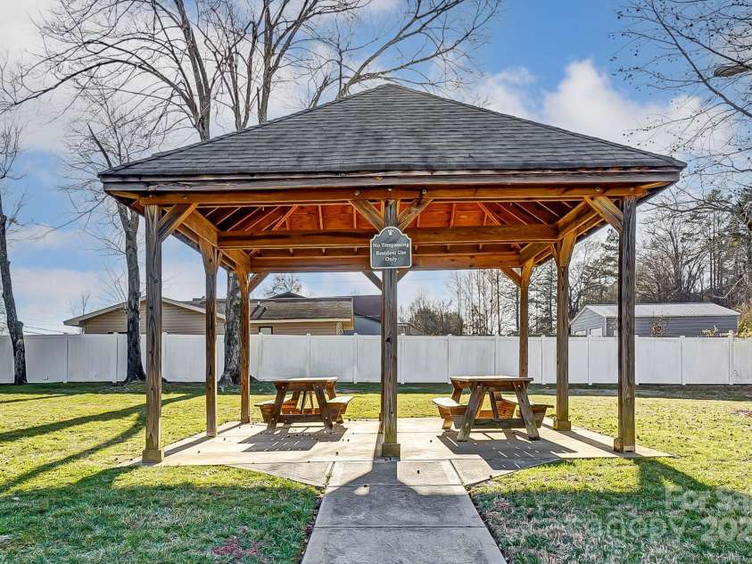 104 Canyon Ridge Drive, Mount Holly, NC 28120.  MLS# CAR4219703, YatesRealty ID 10574. Picnic area