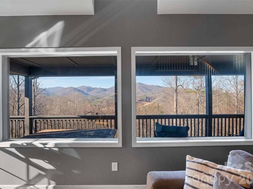 263 Pinnacle Drive, Burnsville, NC 28714.  MLS# CAR4341549, YatesRealty ID 10576. 