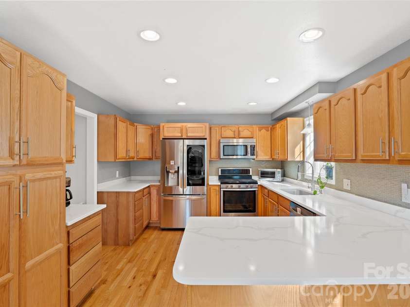 263 Pinnacle Drive, Burnsville, NC 28714.  MLS# CAR4341549, YatesRealty ID 10576. 