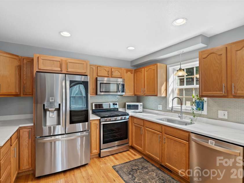263 Pinnacle Drive, Burnsville, NC 28714.  MLS# CAR4341549, YatesRealty ID 10576. 