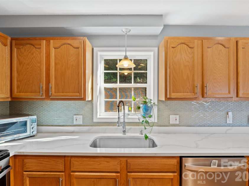 263 Pinnacle Drive, Burnsville, NC 28714.  MLS# CAR4341549, YatesRealty ID 10576. 