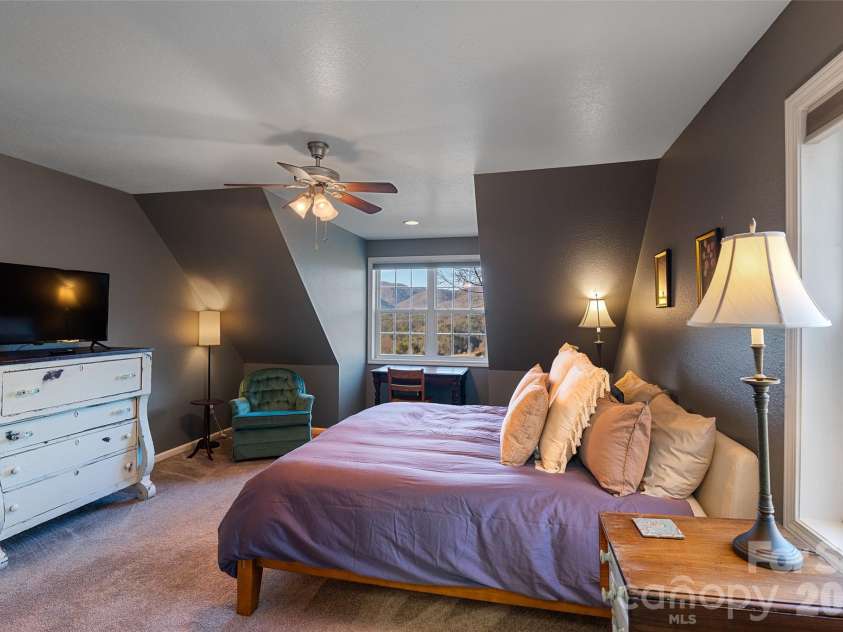 263 Pinnacle Drive, Burnsville, NC 28714.  MLS# CAR4341549, YatesRealty ID 10576. 