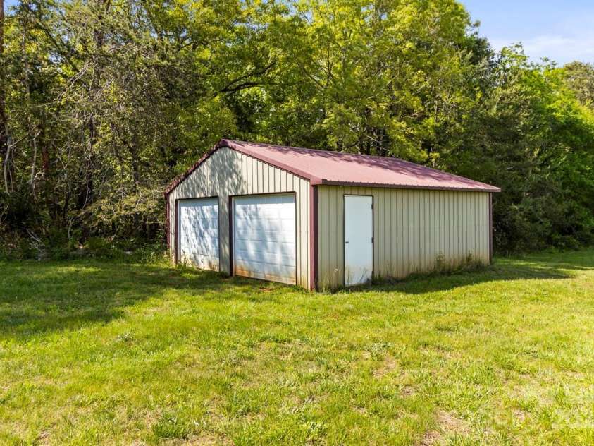 3300 Paul Heavner Lane, Lincolnton, NC 28092.  MLS# CAR4248315, YatesRealty ID 10576. 