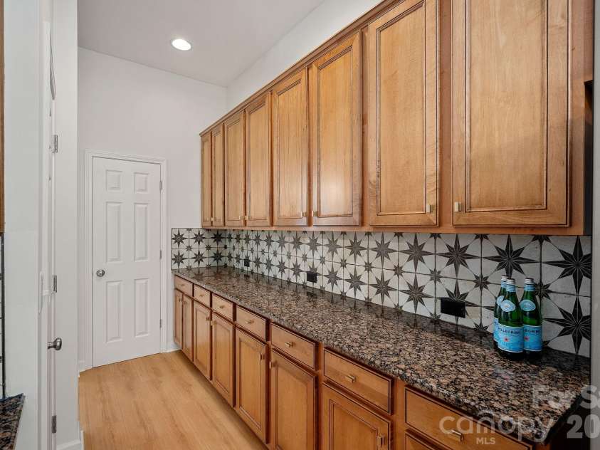 17747 North Shore Circle, Cornelius, NC 28031.  MLS# CAR4365977, YatesRealty ID 10579. 