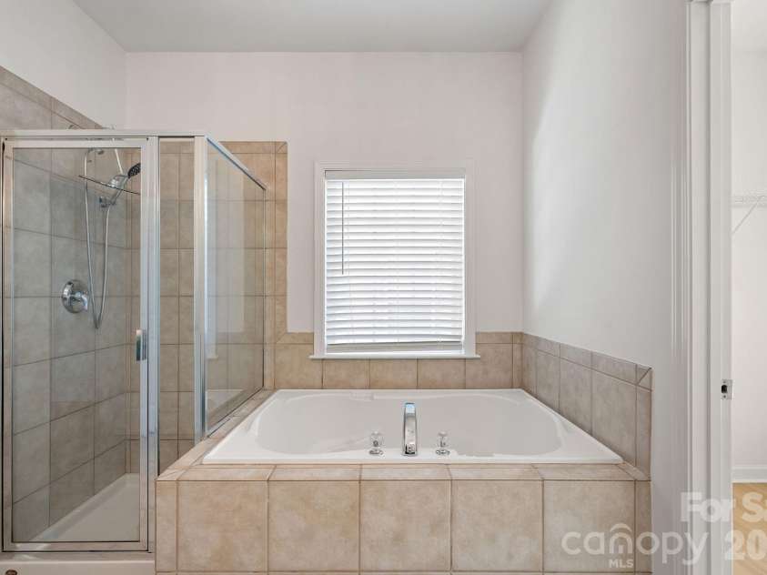 17747 North Shore Circle, Cornelius, NC 28031.  MLS# CAR4365977, YatesRealty ID 10579. 