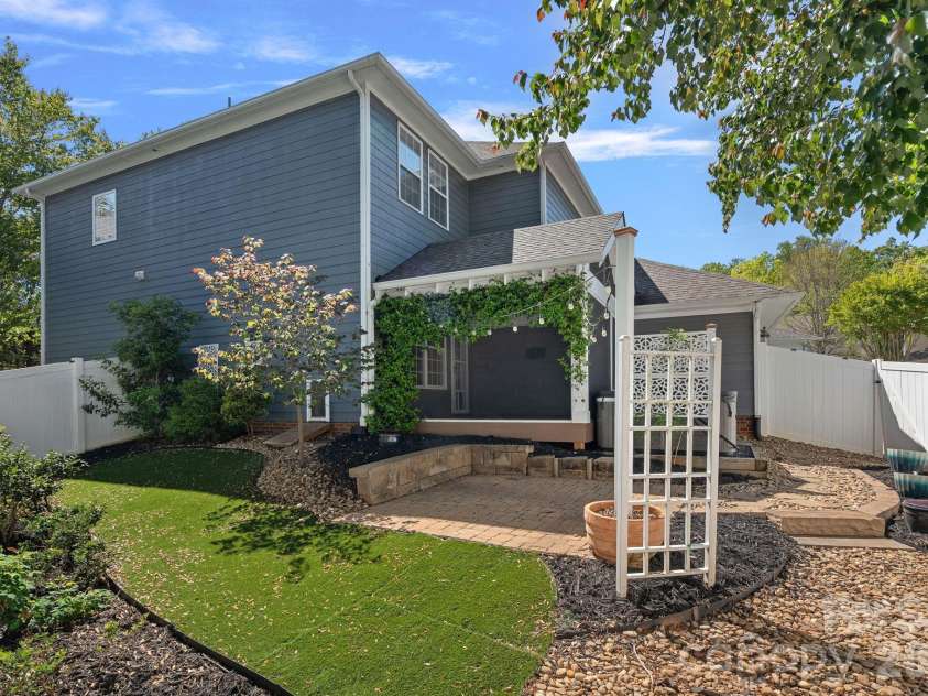 17747 North Shore Circle, Cornelius, NC 28031.  MLS# CAR4365977, YatesRealty ID 10579. 