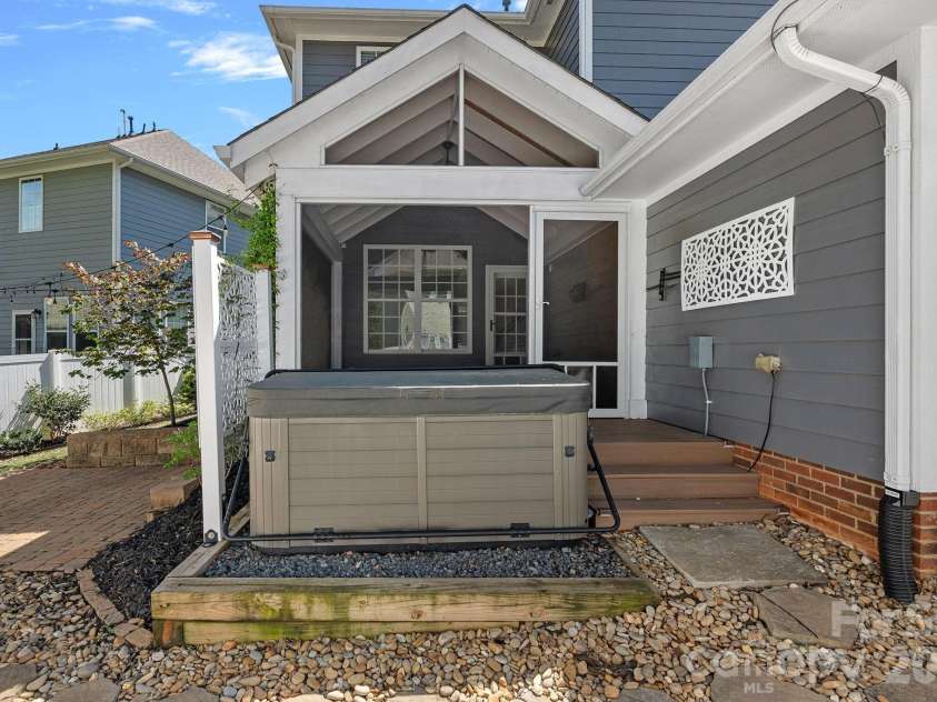 17747 North Shore Circle, Cornelius, NC 28031.  MLS# CAR4365977, YatesRealty ID 10579. 