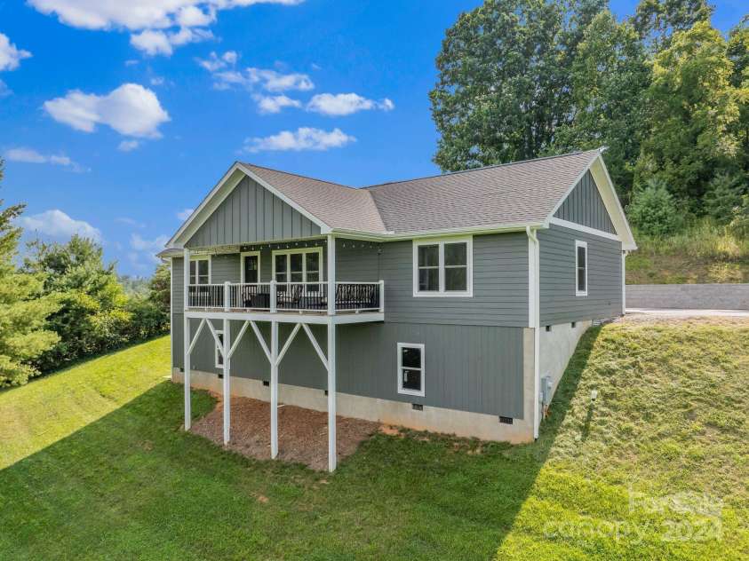 107 Clear View Drive, Mars Hill, NC 28754.  MLS# CAR4170312, YatesRealty ID 10580. 