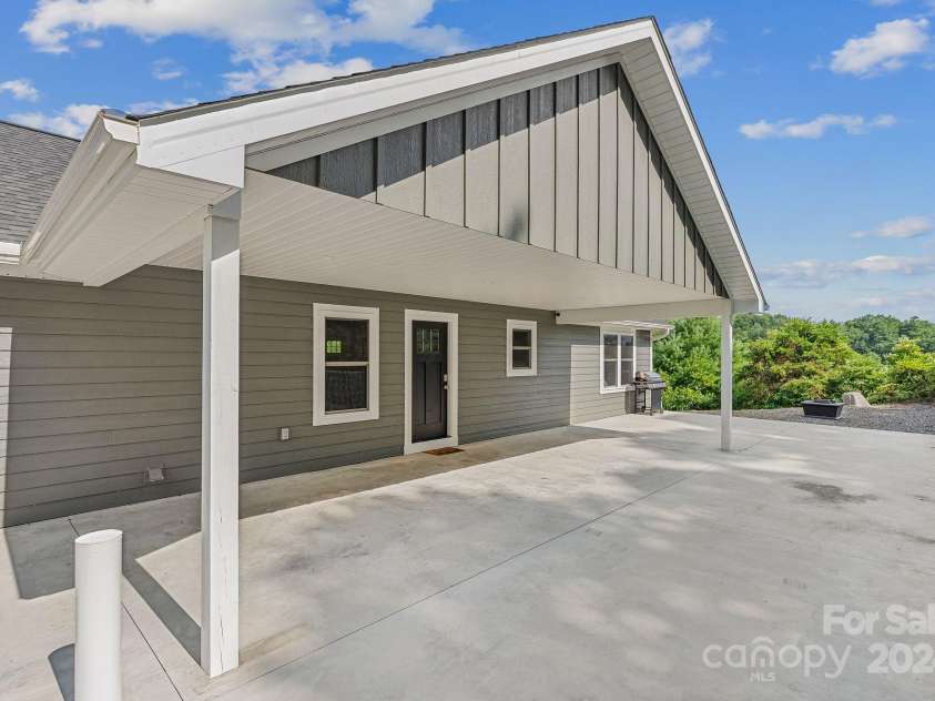 107 Clear View Drive, Mars Hill, NC 28754.  MLS# CAR4170312, YatesRealty ID 10580. Room for Entertaining.