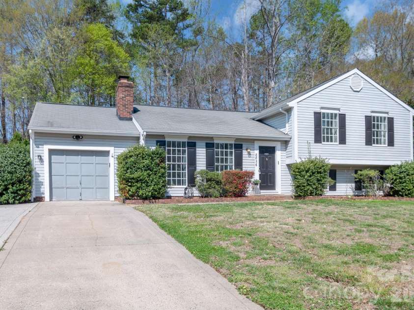 8826 Burnt Umber Drive, Charlotte, NC 28215.  MLS# CAR4363113, YatesRealty ID 10581. 