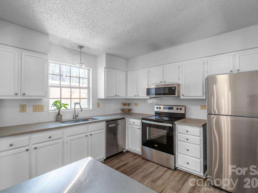 8826 Burnt Umber Drive, Charlotte, NC 28215.  MLS# CAR4363113, YatesRealty ID 10581. 
