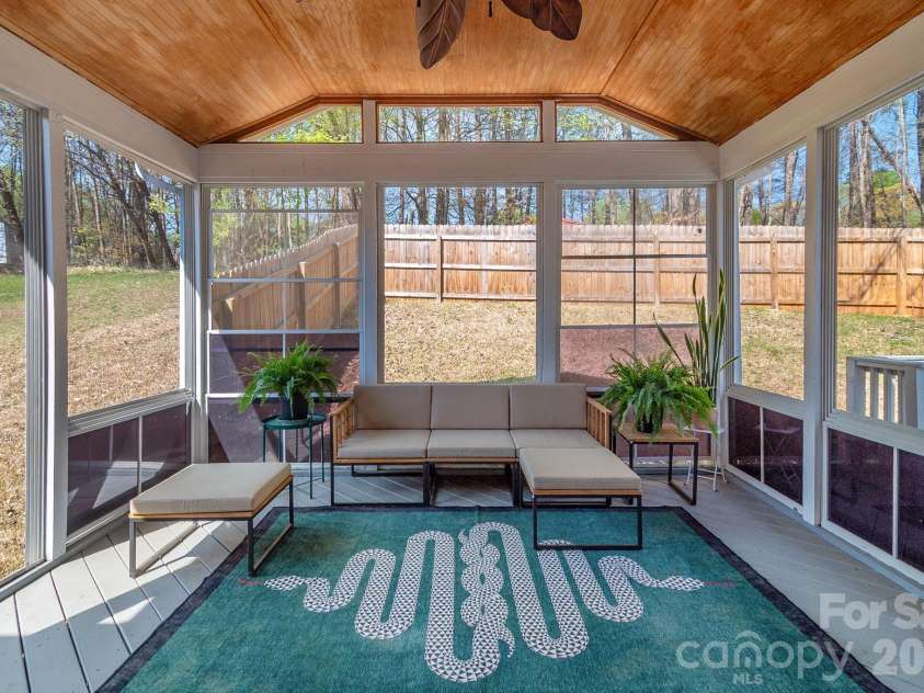 8826 Burnt Umber Drive, Charlotte, NC 28215.  MLS# CAR4363113, YatesRealty ID 10581. 