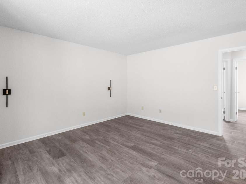 8826 Burnt Umber Drive, Charlotte, NC 28215.  MLS# CAR4363113, YatesRealty ID 10581. 