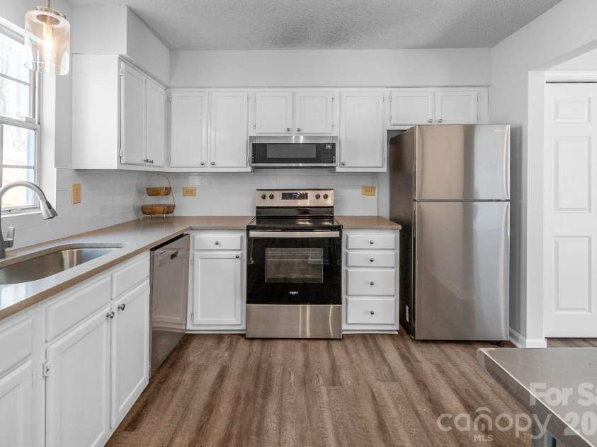 8826 Burnt Umber Drive, Charlotte, NC 28215.  MLS# CAR4363113, YatesRealty ID 10581. Updated kitchen.